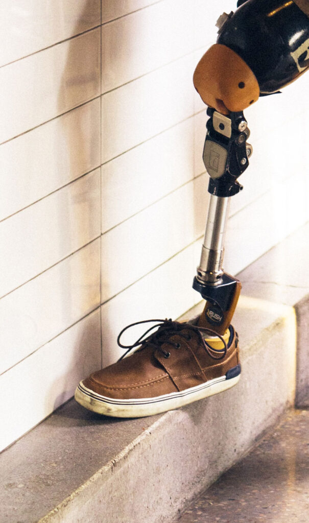 Close-up van een beenprothese met sneaker